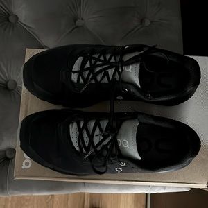 On cloud size 6.5 sneakers